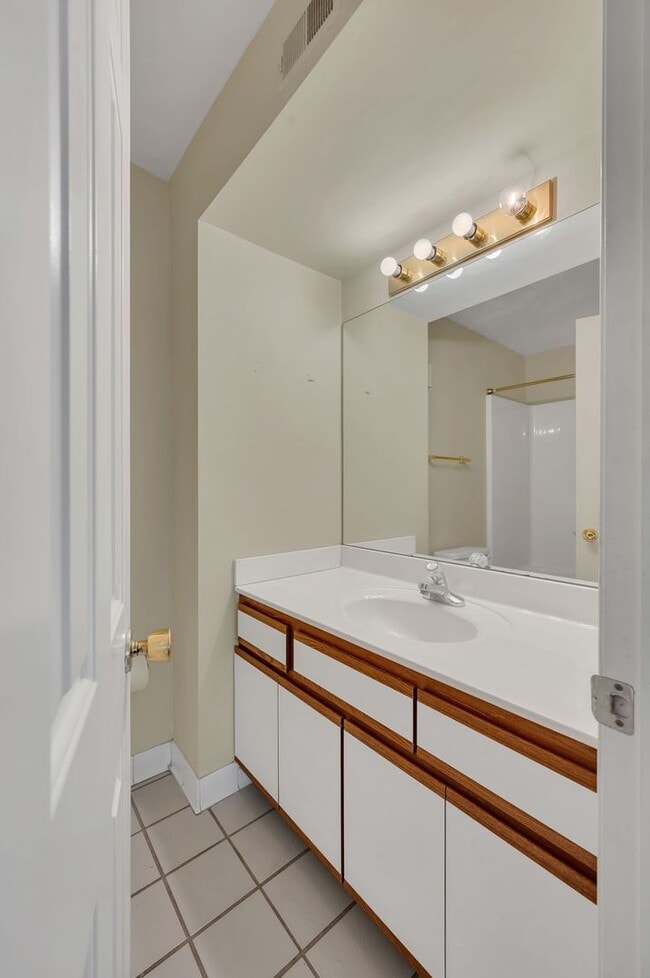 Building Photo - Awesome 2BE/2.5BA condo in Green Hills!