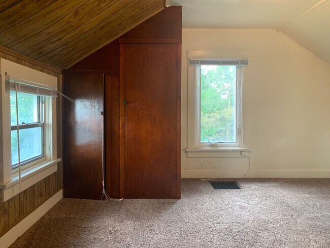 Building Photo - Small house in Wiles Hill section of Morgantown - Available 08/05!