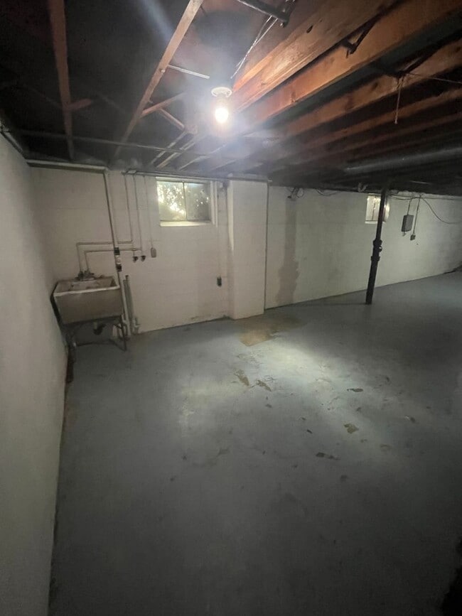 Building Photo - One Bedroom In Deer Park!
