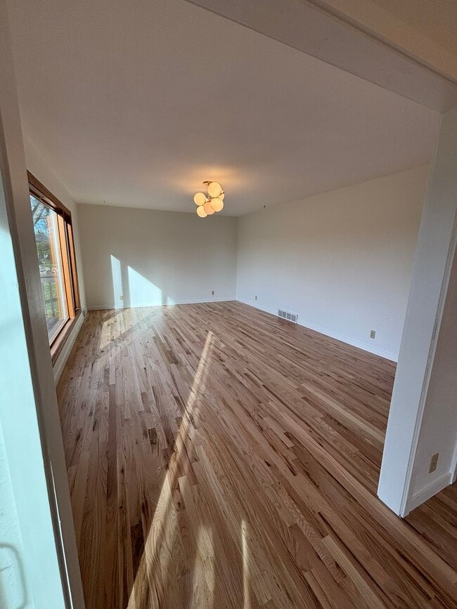 Building Photo - 5 BED | 3 BATH | CARPORT | WEST RAPID