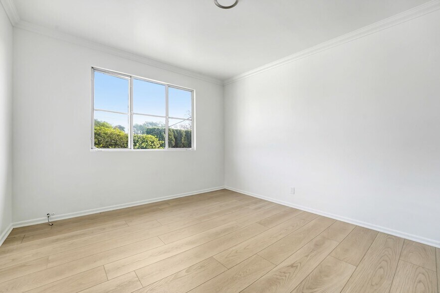 Building Photo - 3144-3152 S. Barrington Ave in Mar Vista - Has a Pool!