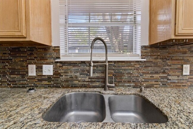 Building Photo - 806 Kalanchoe Ct