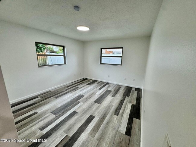 Building Photo - 789 Walnut Dr