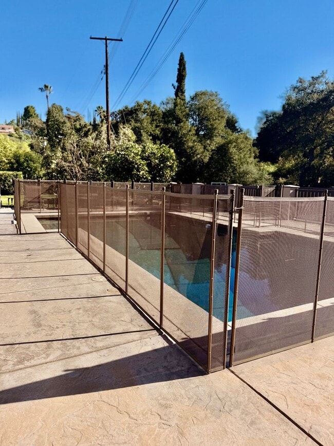 Building Photo - Gorgeous Tarzana Home