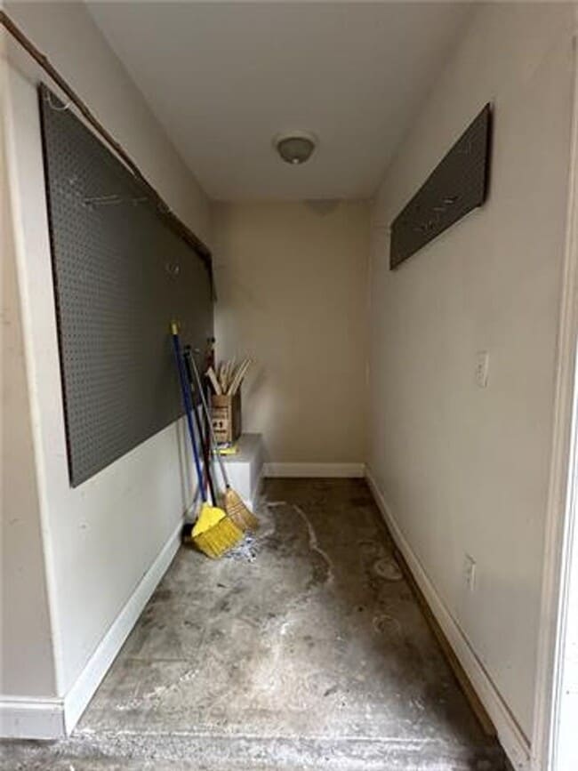 Building Photo - Three Bedroom, Two Bath