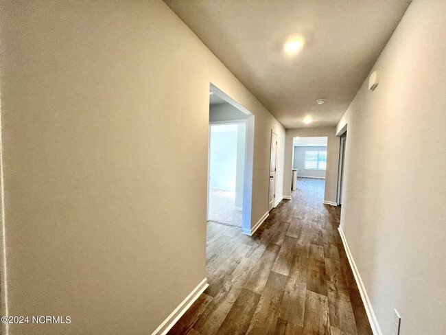 Building Photo - 8201 E Highcroft Dr NE