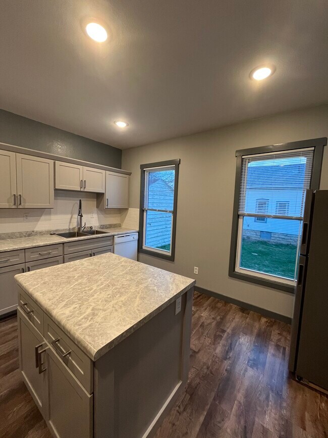 Building Photo - 532 Otter Ave