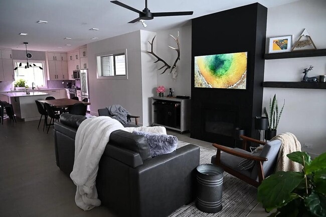 Building Photo - 2082 Dennison Ln