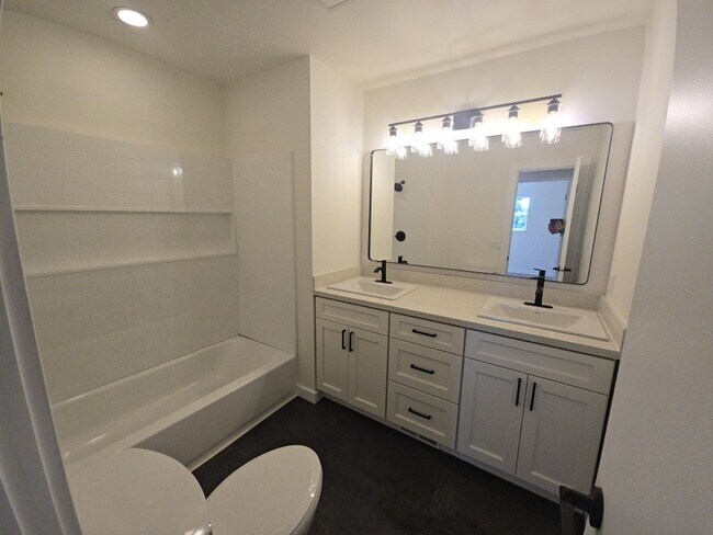 Building Photo - 3BD/2BA newly remodeled Kenwood Dr. Fortun...