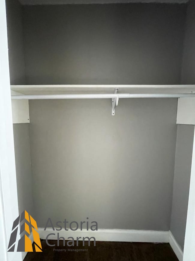 Building Photo - 3 Bedroom 1.5 Bath Spacious Bedrooms on Ashburton Street