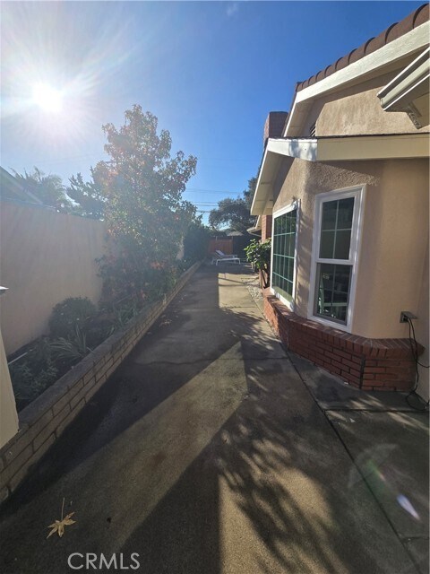 Building Photo - 564 E Fellows Dr