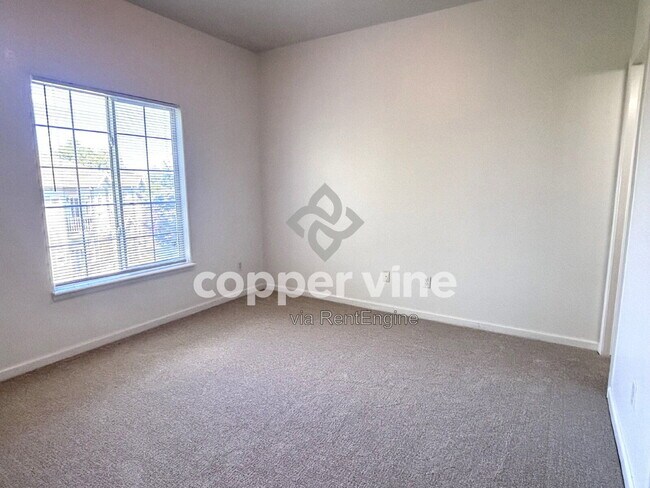 Building Photo - 1740 W 53rd Dr