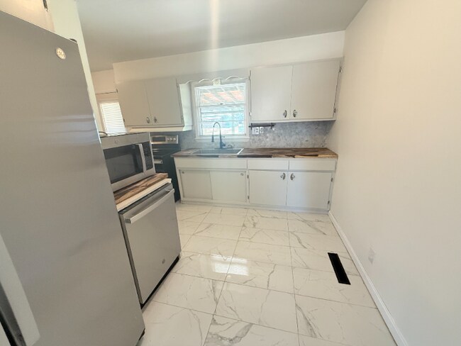 Building Photo - 2723 Hillview Dr