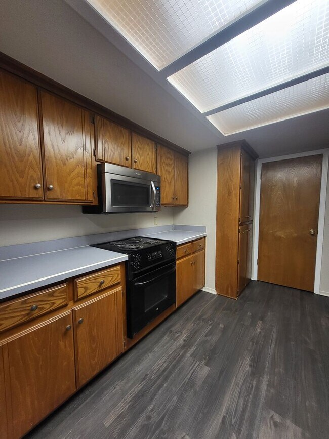 Building Photo - (2) Bed/(2) Bath w/ Storm Shelter Avail NOW!