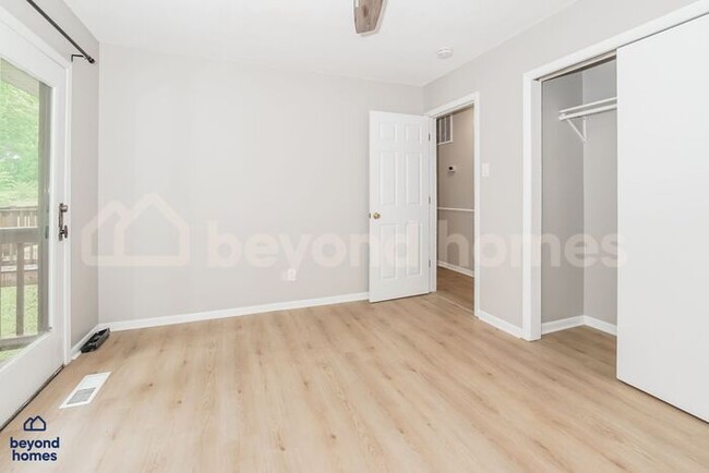 Building Photo - Stunning 4 Bedroom 2 Bathroom Home - Looki...
