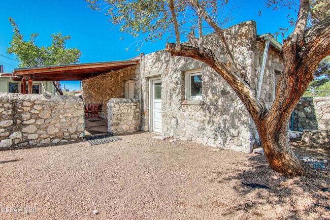 Building Photo - 801 McKelligon Dr