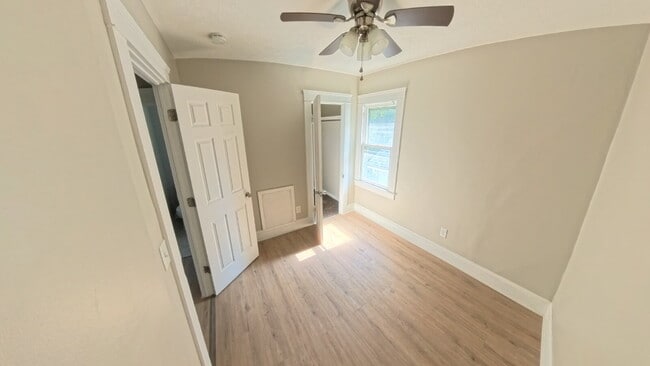 Building Photo - 4 Bedroom 2-Story Duplex - Avail Now!