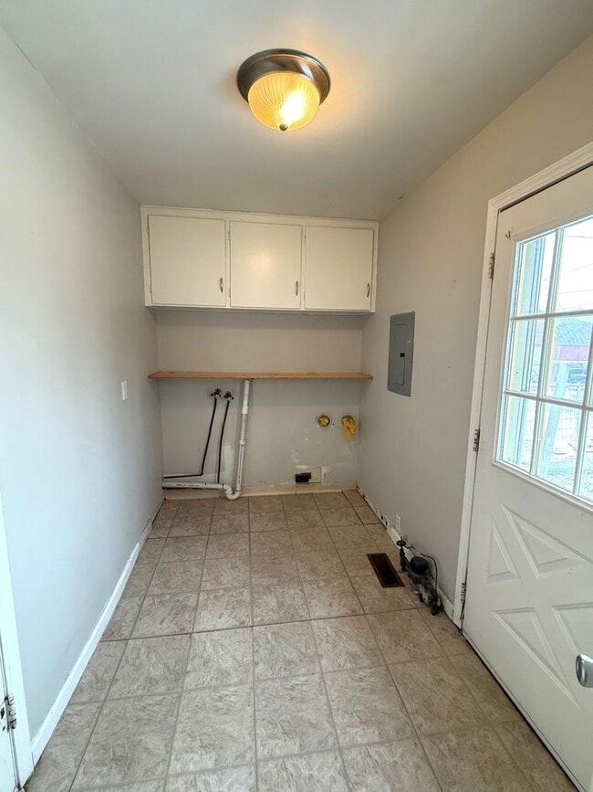 Building Photo - Darling 2 bedroom 1 level with Central Air!