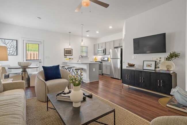 Building Photo - 2 Bedroom Home in Premier Location!