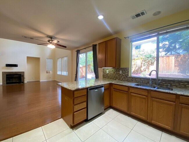 Building Photo - Open Single-Family 3Bed/2.5BA Home Mere Mi...