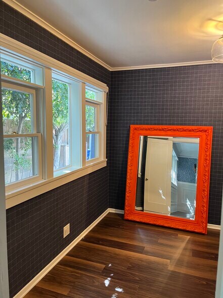 Building Photo - 7024 De Longpre Ave