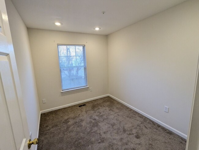 Building Photo - Well maintained townhouse in Robin Meadows Community with updated features available now!