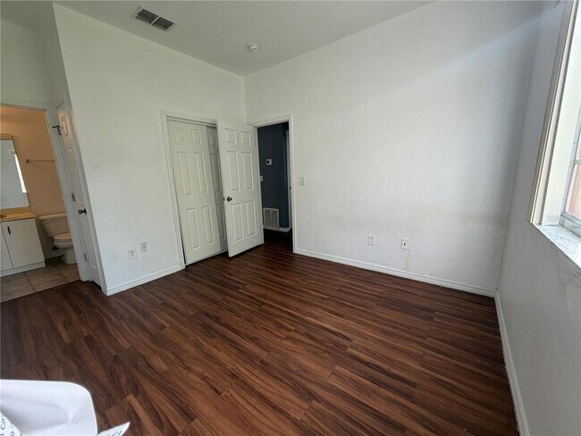 Building Photo - 353 Port Pleasant Dr