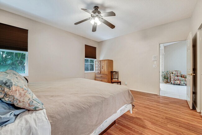 Building Photo - 9795 Crescent View Dr S