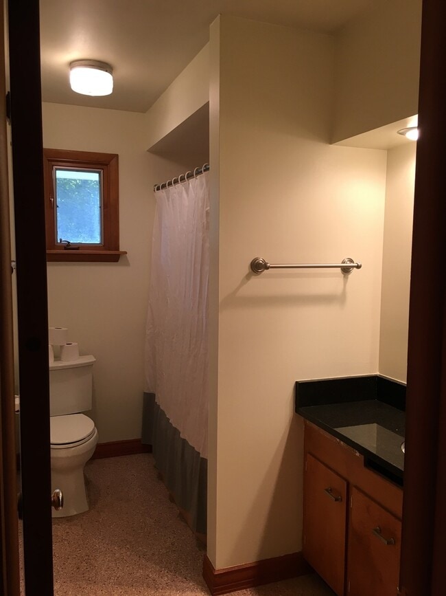 Building Photo - Worthington Schools.  Blocks from downtown.