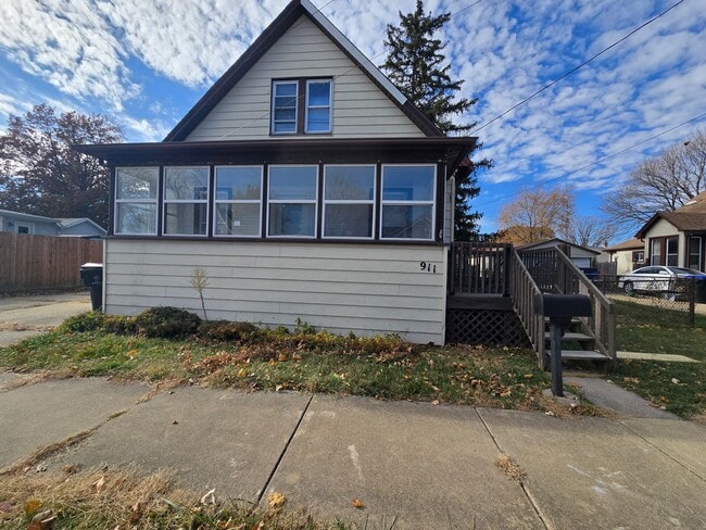 Primary Photo - 2 Bedroom Home in Bloomington