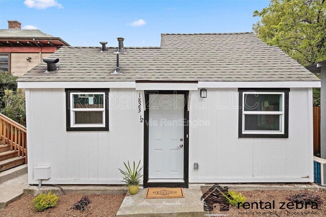 Building Photo - 1823 1/2 Delaware St