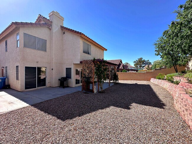 Building Photo - 4 BEDROOM 2.5 BATH HOME