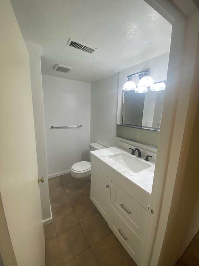 Building Photo - 1374 Maple Dr