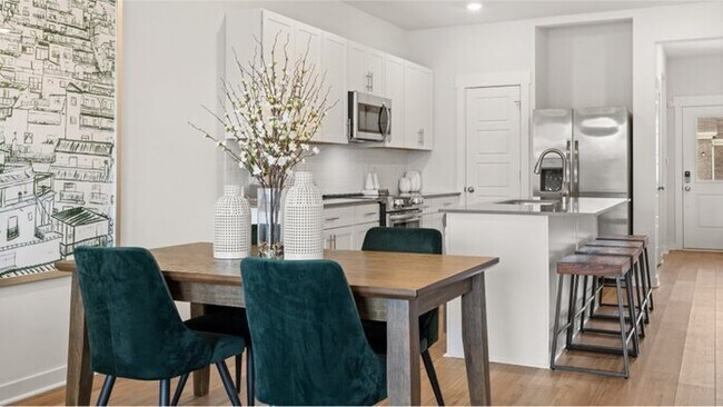 Building Photo - This well-maintained 3-bedroom, 3-bath hom...