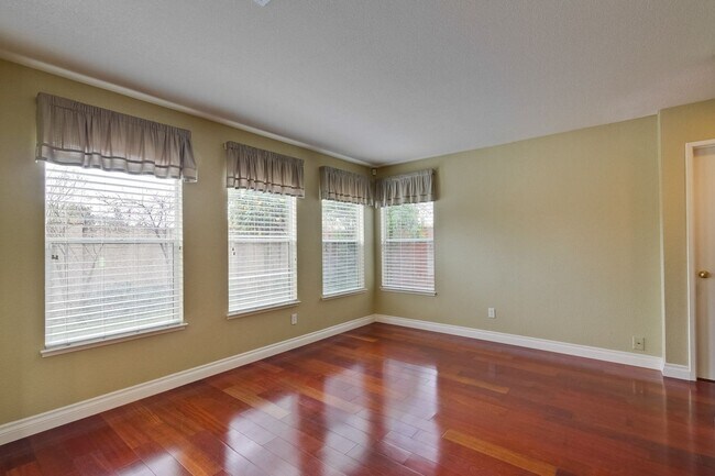 Building Photo - Awesome 3 Bedroom  Home Near Rivermark Plaza!