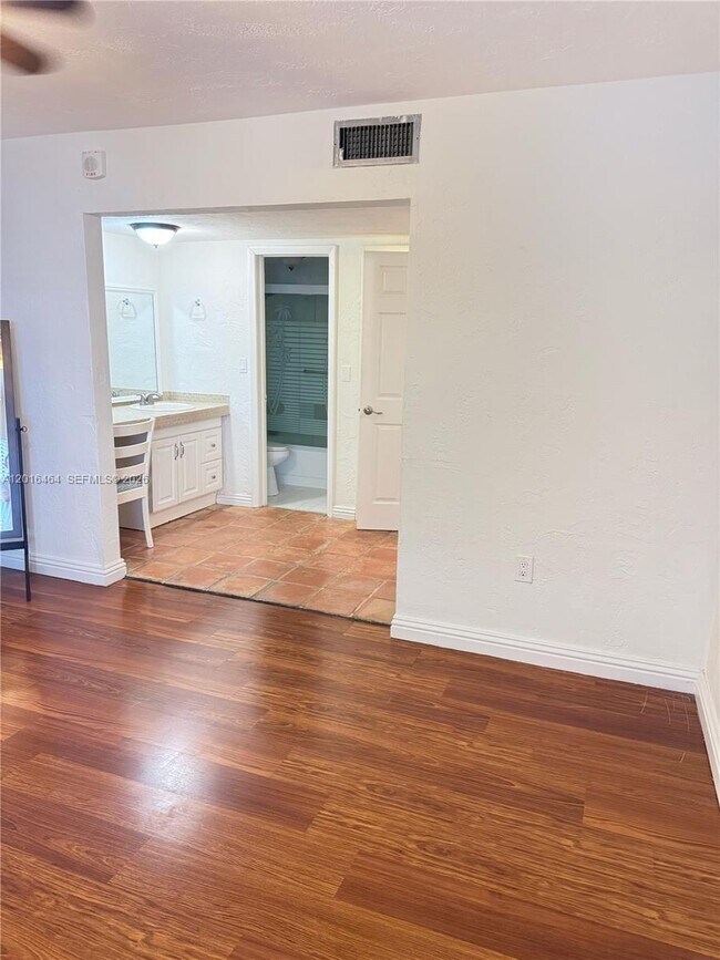 Building Photo - 1205 Mariposa Ave