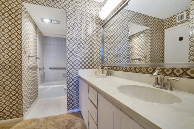 Building Photo - 5380 N Ocean Dr