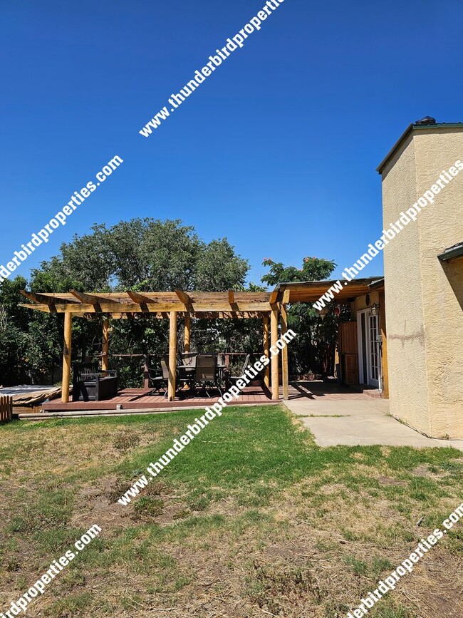 Building Photo - 3 bedroom, 2 baths  with great backyard oa...