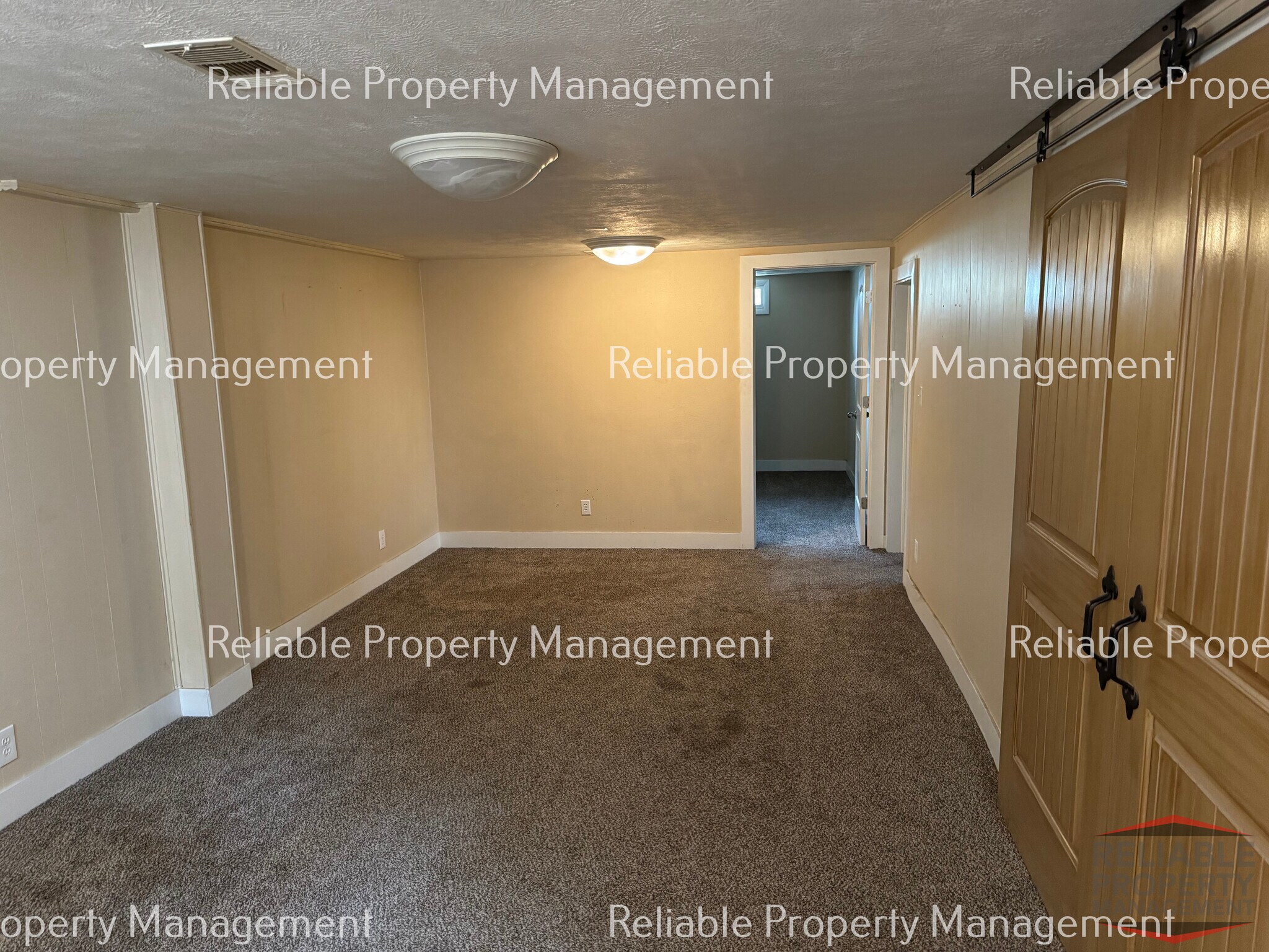 Building Photo - 160 Ronglyn Ave