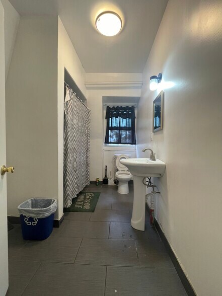 Building Photo - 62 Dehart Pl