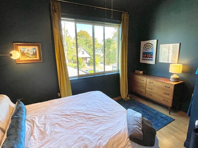 Building Photo - Rose City Park Corner Unit, 2-story Townhome with Hardwoods, Private Backyard, A/C