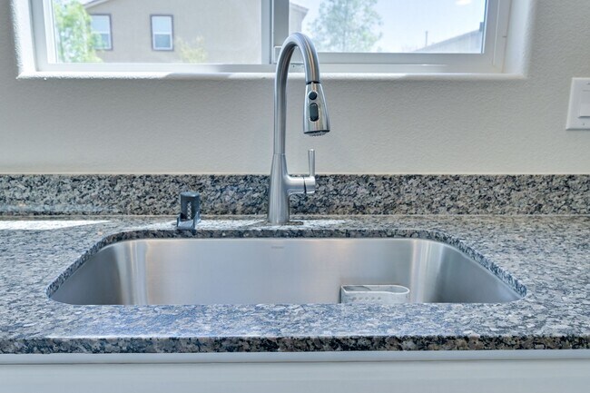 Building Photo - NW!! Solar!!  Gated!!  Bed and bath downst...
