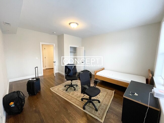 Building Photo - 2017 Commonwealth Ave