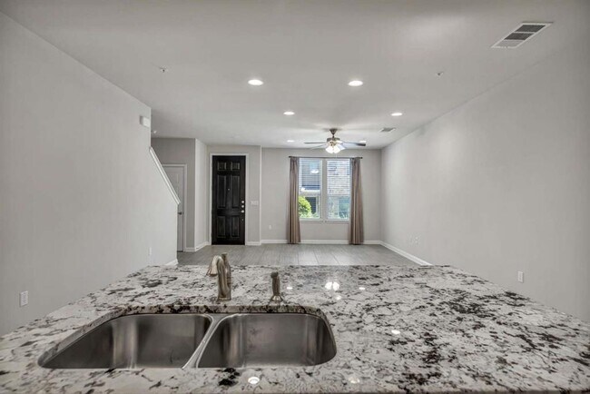 Building Photo - 13800 Lyndhurst St