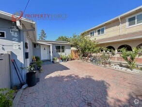 Building Photo - 2 Bedroom 1 Bath - Nicely Updated home wit...