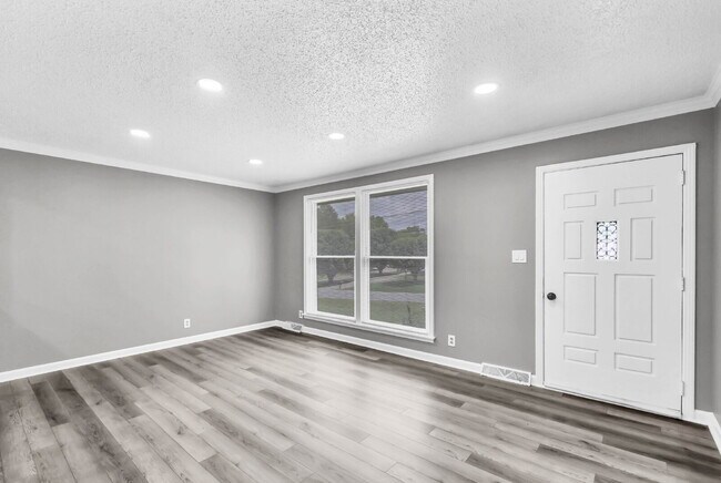 Building Photo - Wonderful 3 bed 2 bath with a modern interior