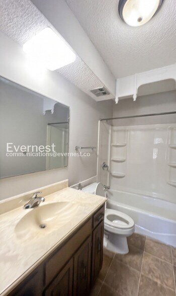 Building Photo - 2356 S Crysler Ave