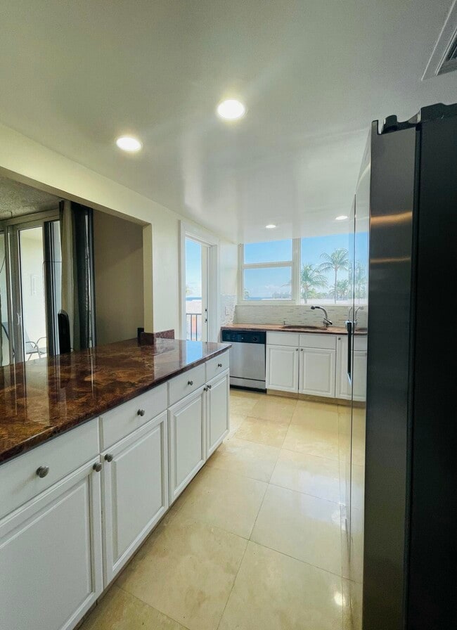 Building Photo - 1237 Hillsboro Mile