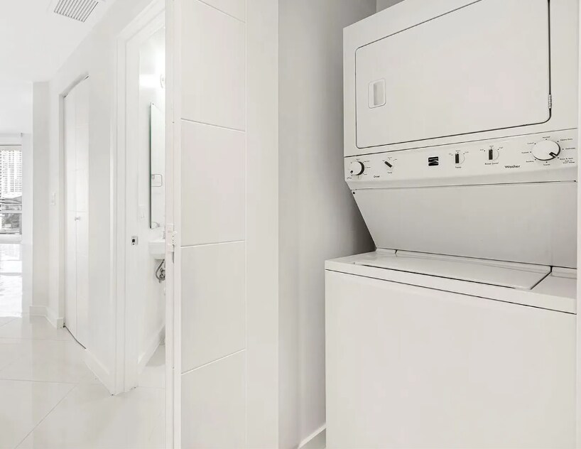 Building Photo - 1010 SW 2nd Ave