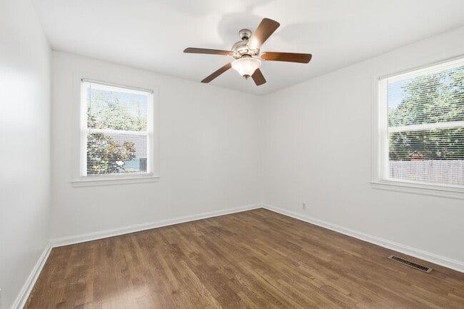 Building Photo - 240 Ridgeway Dr